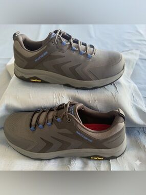 Skechers Men's work boots with steel toe Gray Sneakers with Blue Accents